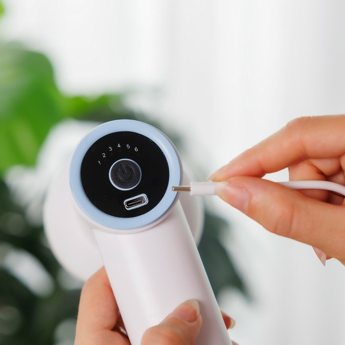 Masajeador anticelulítico recargable con diseño ergonómico y moderno