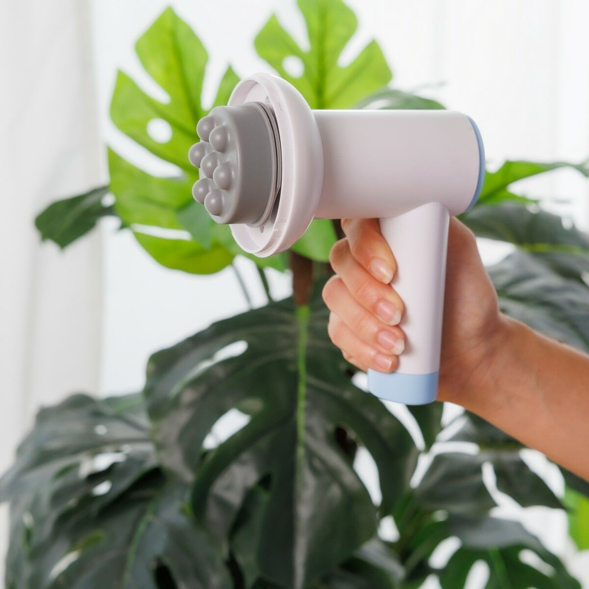 Pistola de masaje recargable blanca con ergonomía para manejo cómodo